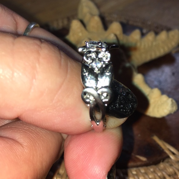 5 Stone Flower 🌸 Ring - Picture 8 of 8